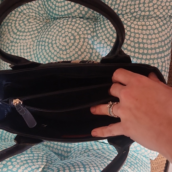 Tommy Hilfiger Vintage Black and White Tote Bag with Monogram Design - Picture 10 of 12